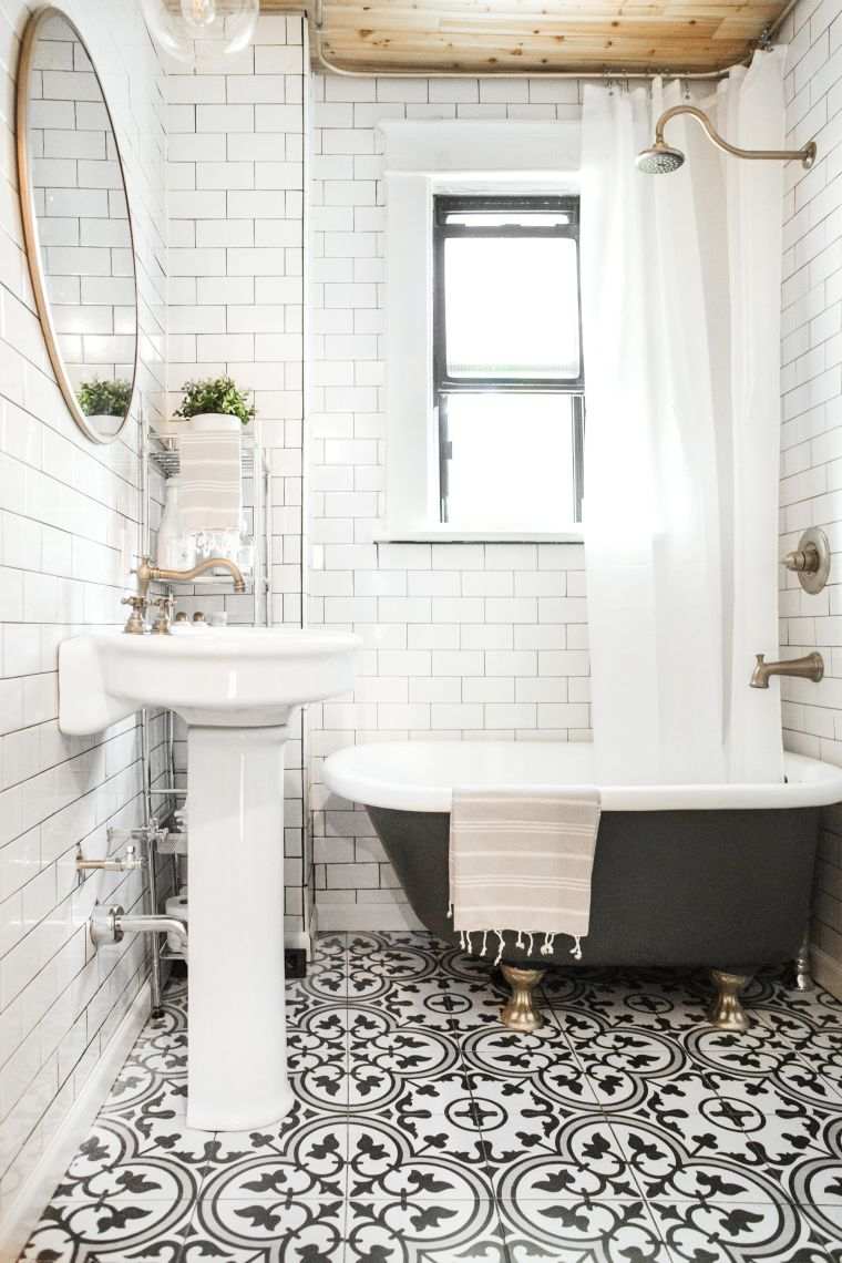 mažas vonios kambario dekoras madingos juodai baltos languotos grindų plytelės