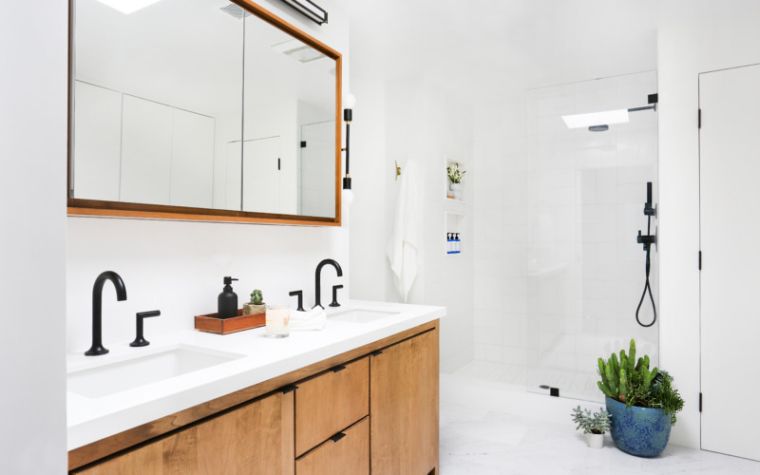 foto del bagno bianco e armadio alto con specchio a parete in legno