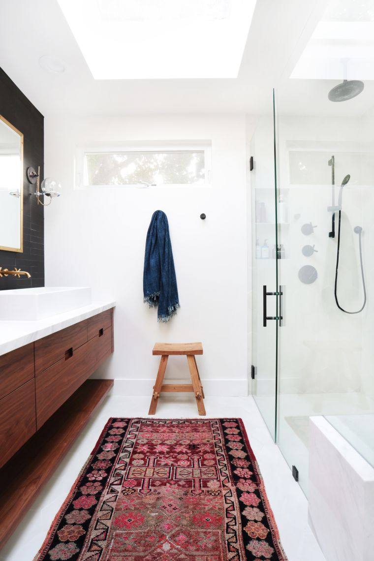 SPA dekoravimas dušo kambarys maža erdvė medinės kėdės kiliminės grindys
