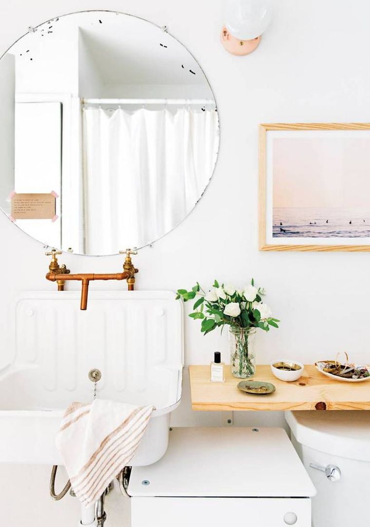 vonios kambario dekoro idėja apvalus veidrodis stalviršis retro spintelė