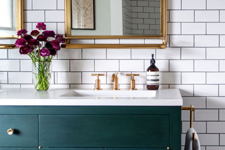 madingi vonios baldai iš medžio spintelės sieninio veidrodžio aukso rėmo