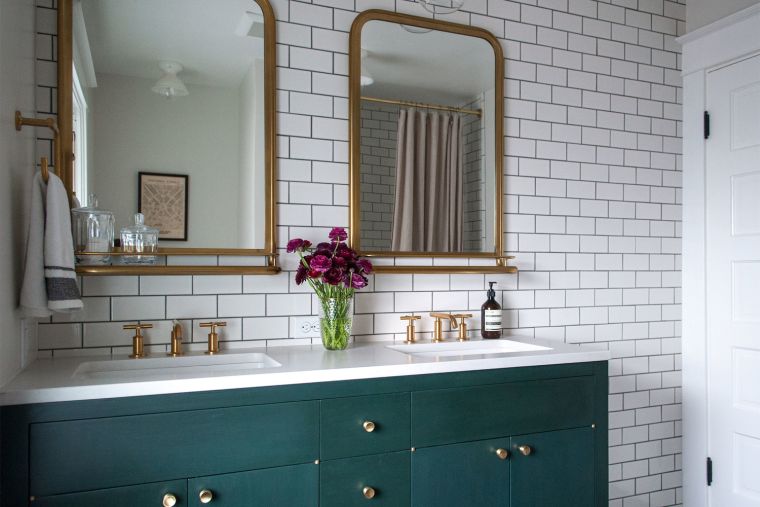 vonios kambario dekoravimo patarimai auksinis veidrodis modernus maišytuvas