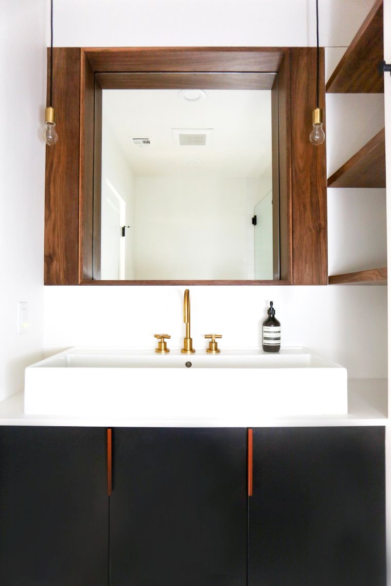 vonios kambario dekoro dizaino baldai kvadratinės kriauklės medienos saugykla