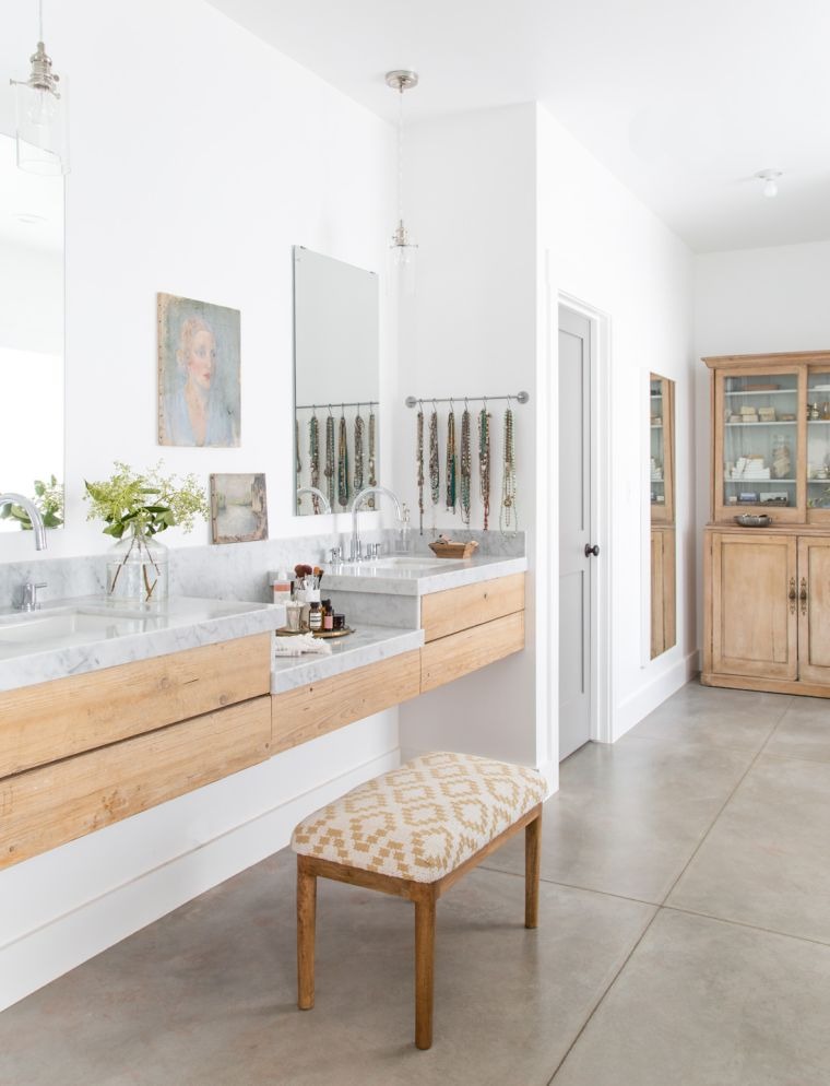 dizaino vonios kambario dekoro paminkštintas suoliukas baltos ir medinės spintelės praustuvo spintelė