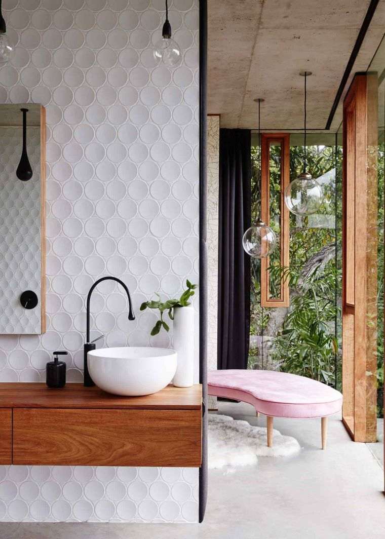 vonios baldų dizainas baltos plytelės mediniai baldai pakabinamas šviestuvas