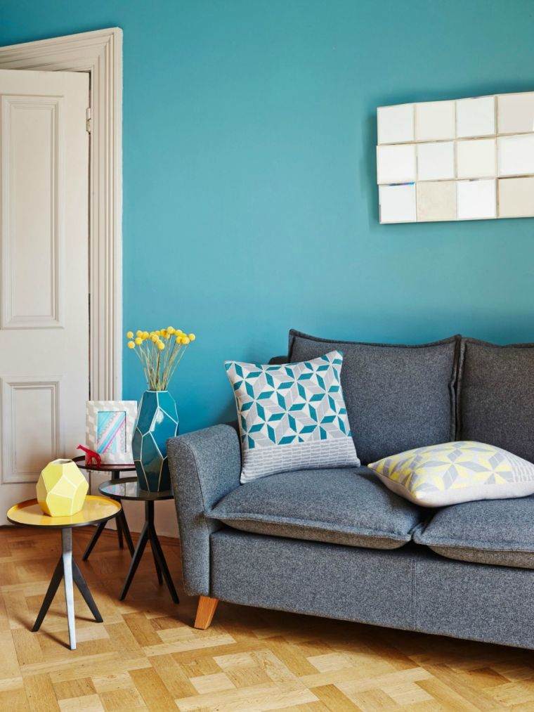 ančių mėlyna gyvenamojo kambario sienų tapyba pilka sofos dizaino akcentas geltono dizaino aksesuaras