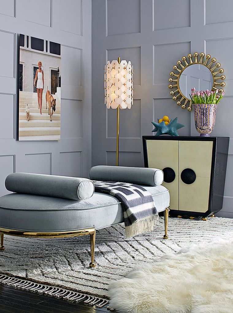 arredamento soggiorno grigio e bianco moquette-pavimento-accenti-oro