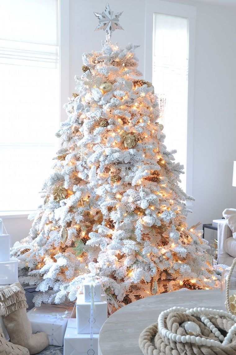 decorazione artificiale dell'albero di Natale bianca come la neve