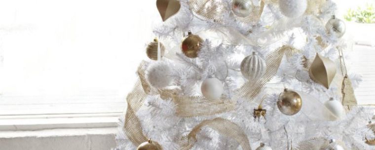 クリスマスの飾りを作るためのDIYの白い木
