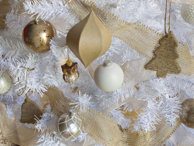 decorazione albero di natale bianco e oro