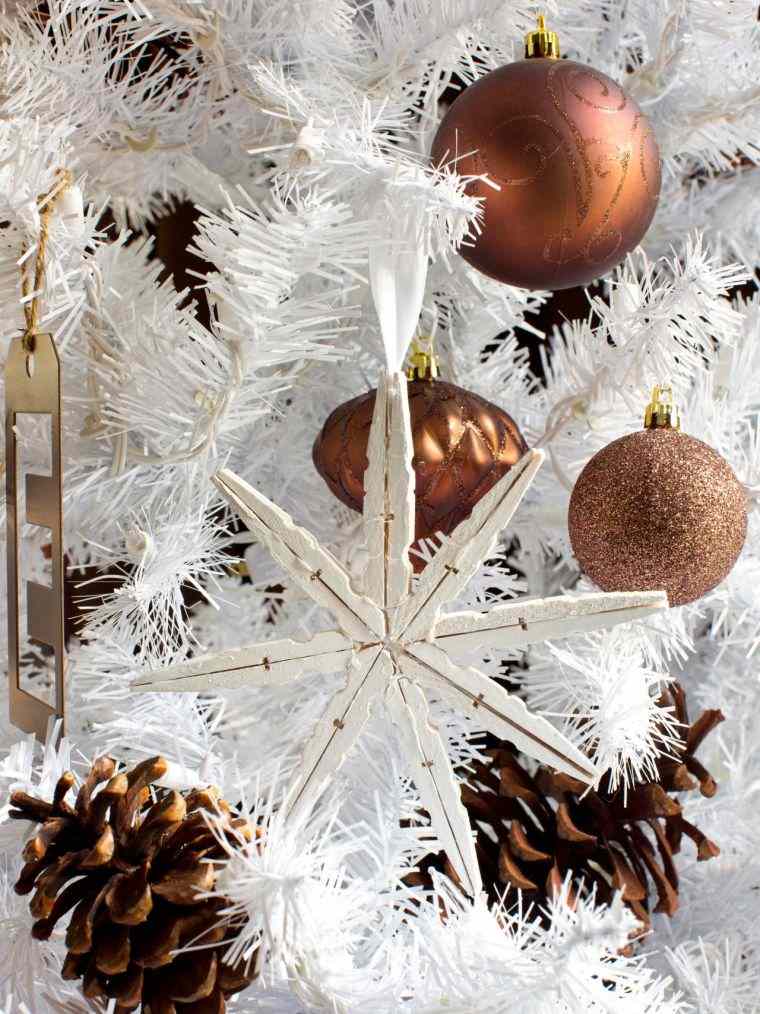 白いクリスマスツリーの装飾メタリックペイントカラーボール