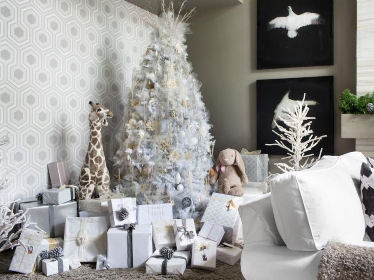白いクリスマスツリーの装飾雪の効果の例