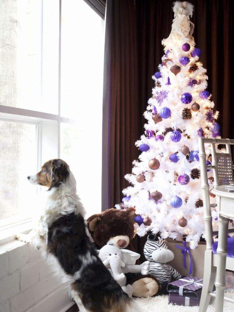 alberi di natale bianchi e viola palle di alberi artificiali