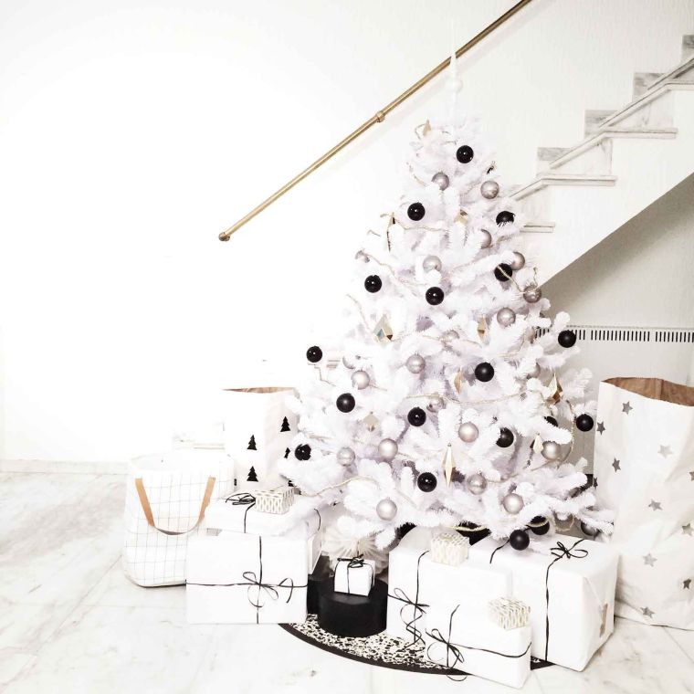 accessori per la decorazione dell'albero di Natale bianchi e neri