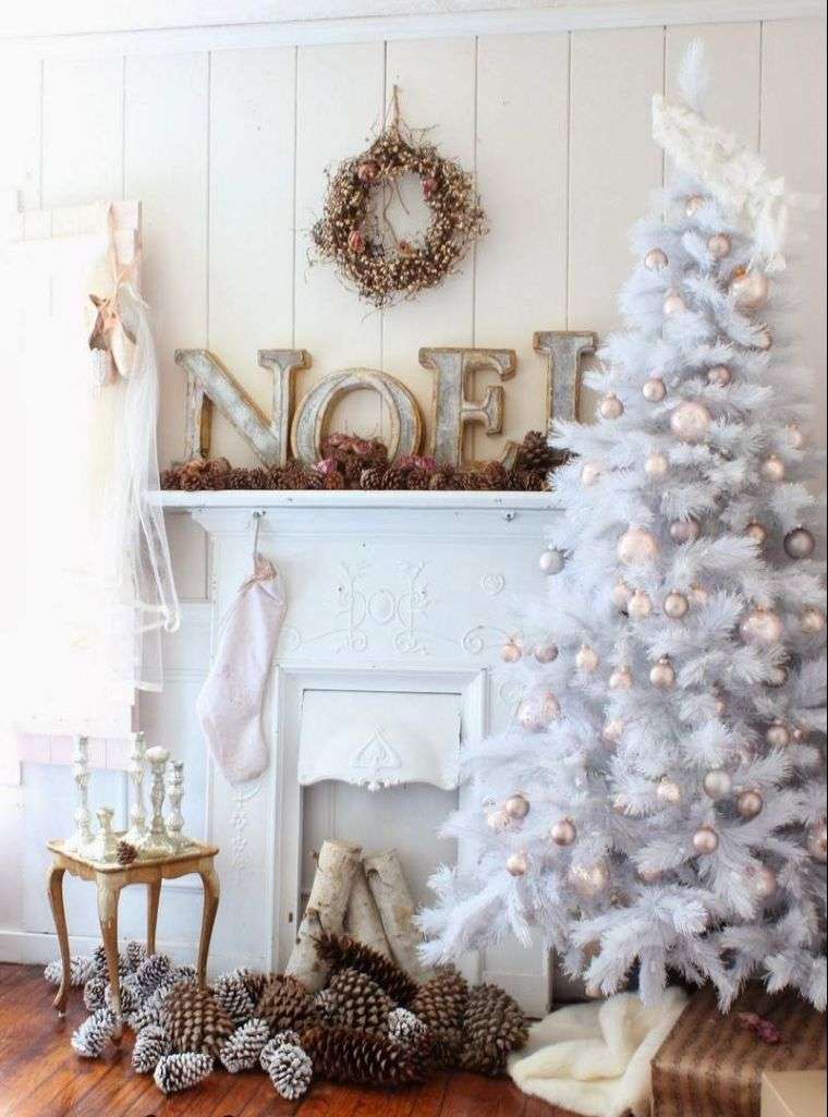 白いクリスマスツリーと天然木のデコのアイデア