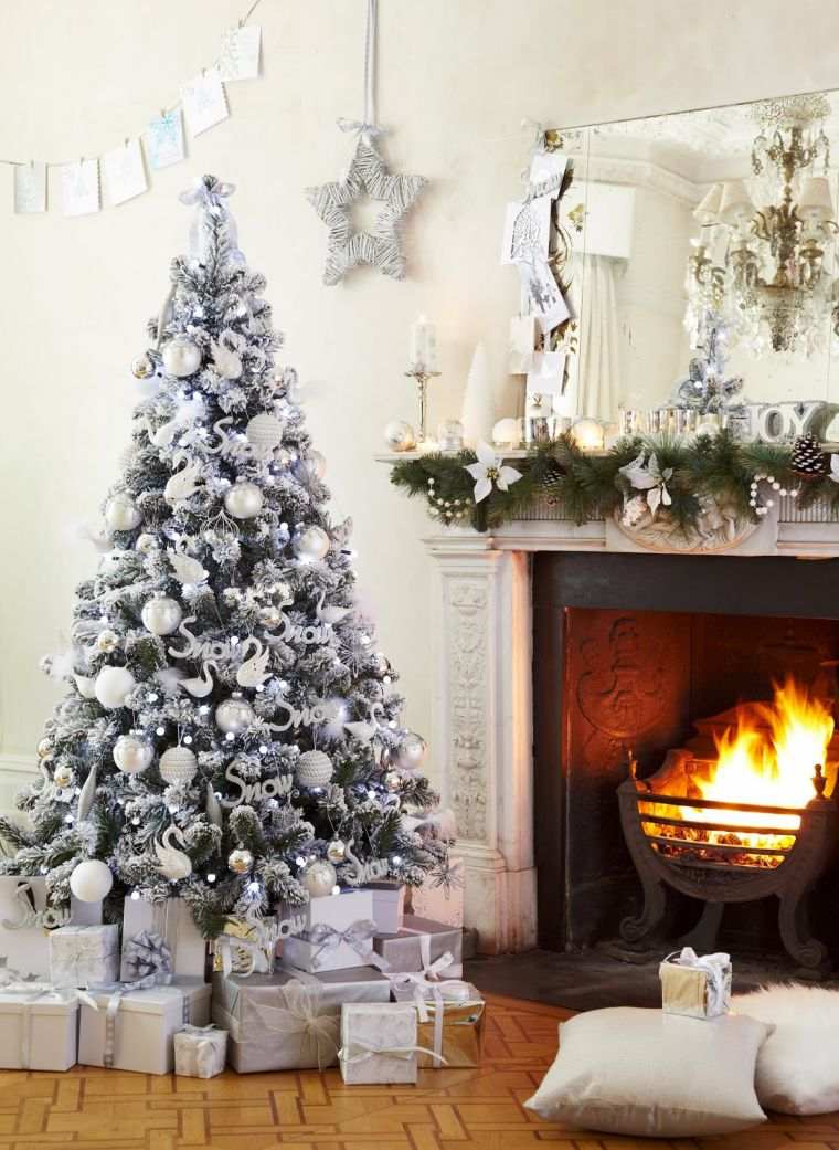 Abete decorazione bianca bomba di neve atmosfera natalizia