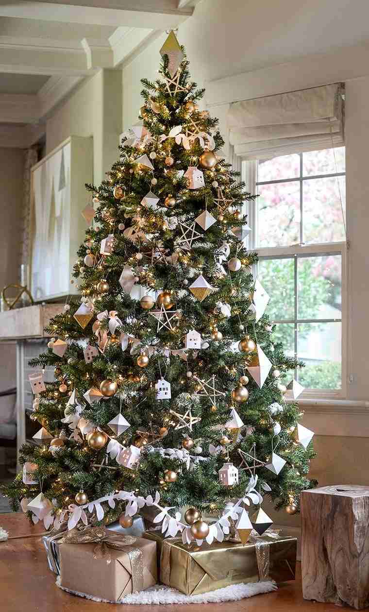 安い白いクリスマスツリーの装飾紙がぶら下がっています