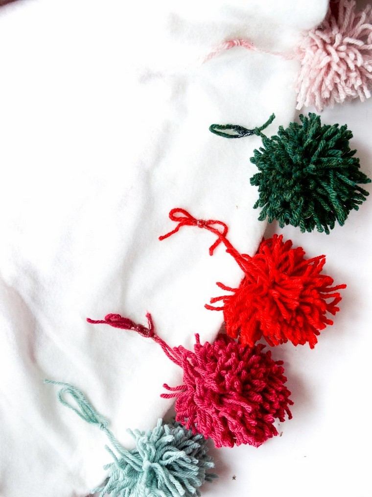 Dekoratív karácsonyfa füzér diy pompoms ötletek