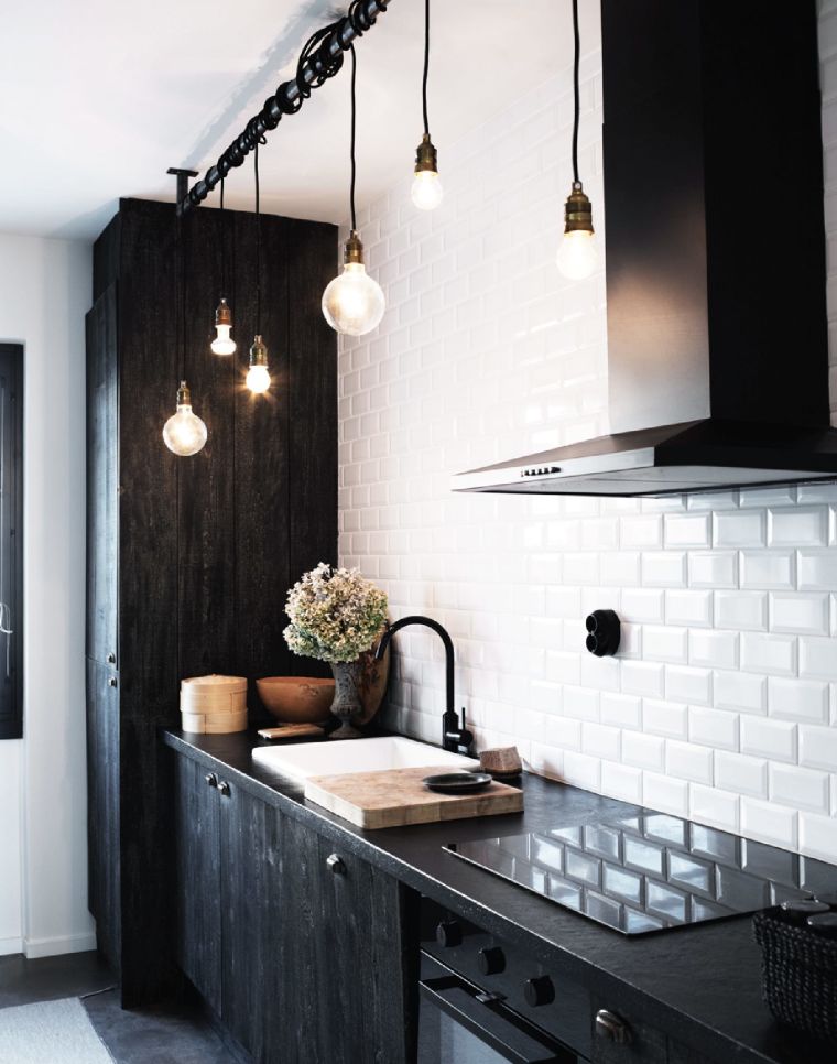 deco-stile-maschile-design-industriale-piastrelle-cucina-metro-sospensione