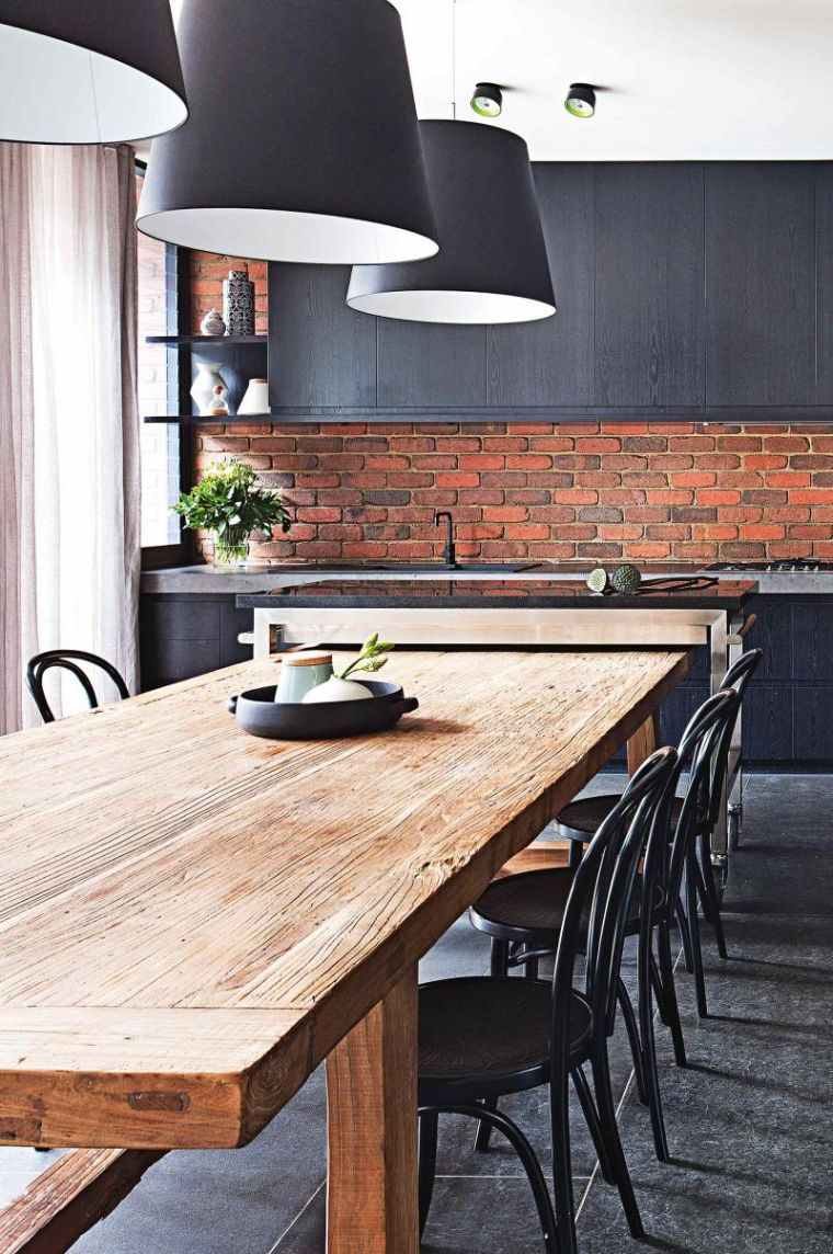 tavolo-legno-con-mattoni-a-vista-da-cucina-moderna-maschile-stile-deco