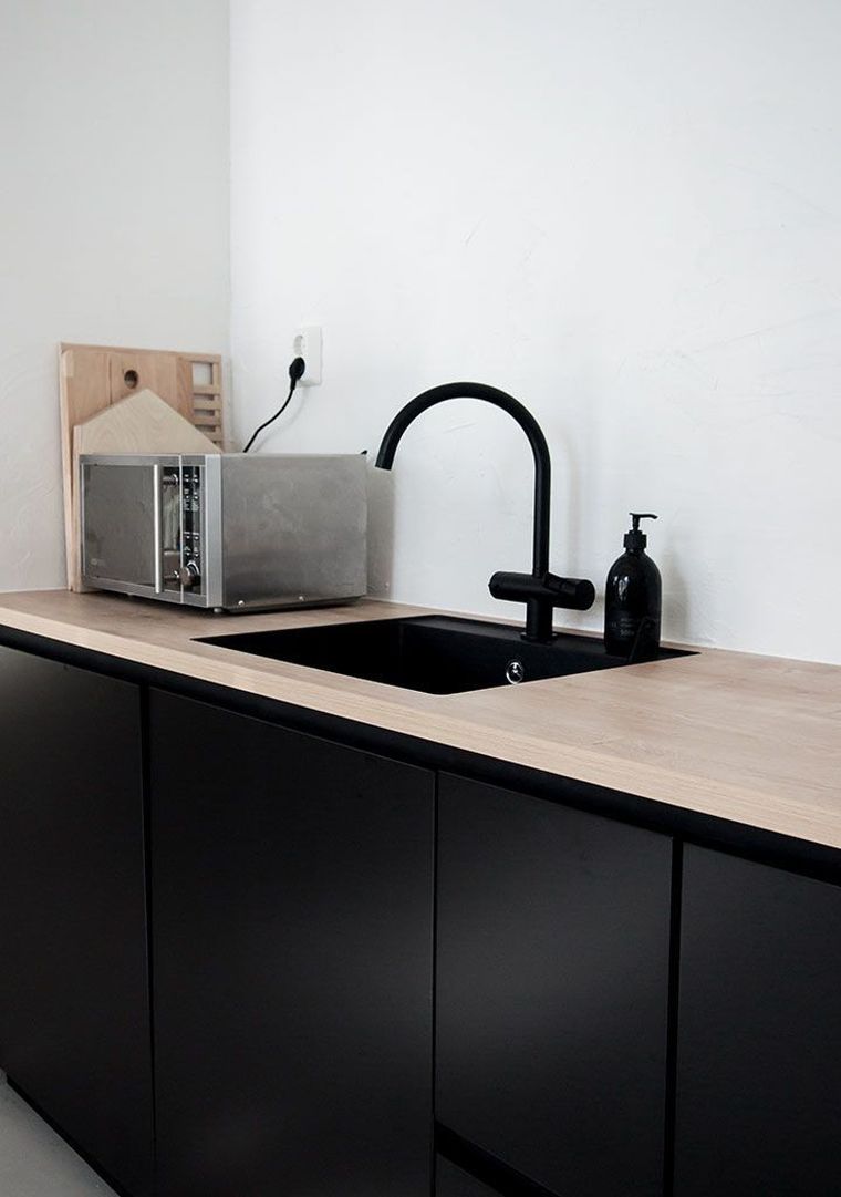 idea-top-di-lavoro-in-legno-da-cucina-nero-stile-deco maschile