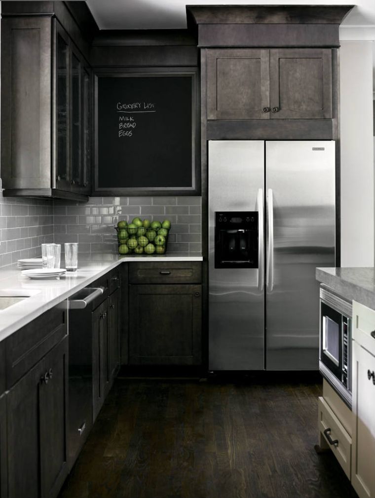 idea-stile-deco-maschile-mobili-da-cucina-scuro-legno-piastrelle-metro