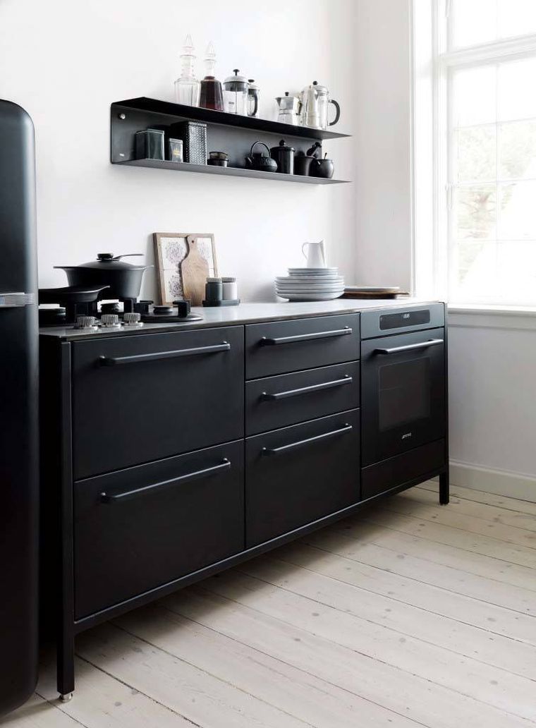 cucina-basso-stile-deco-maschile-nero-ripiano-aperto