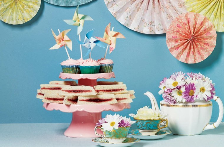 Ideja za ukrašavanje stola za rođendan cvijeće čajnik papir zidna dekoracija za izradu