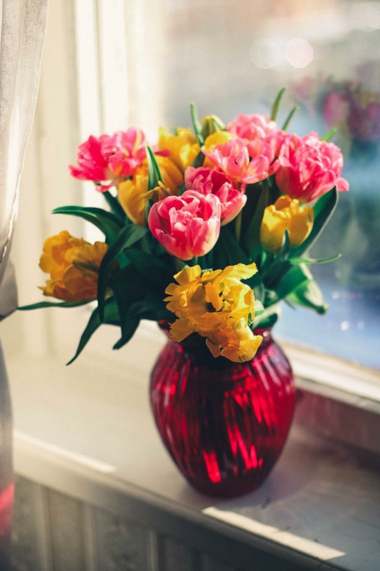 Ukrasite stol rođendansku ideju buket cvijeća crvena vaza