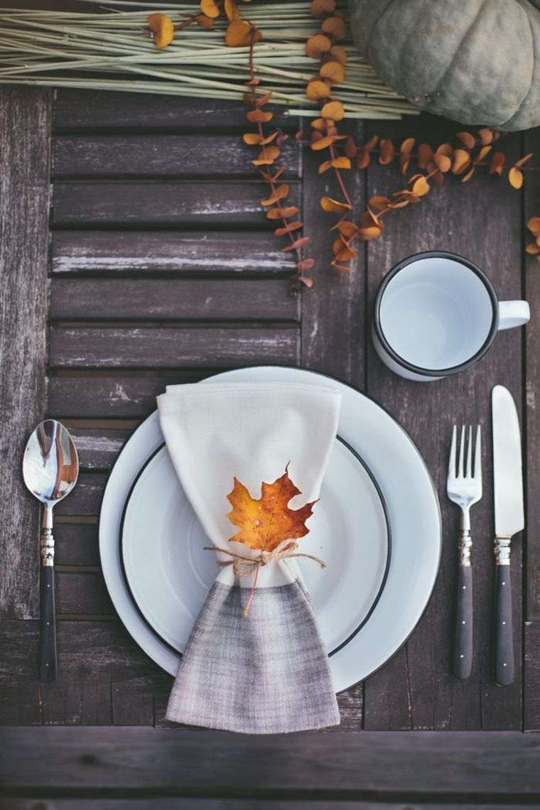 秋のテーブルの装飾折りたたみ-ナプキン-葉-木