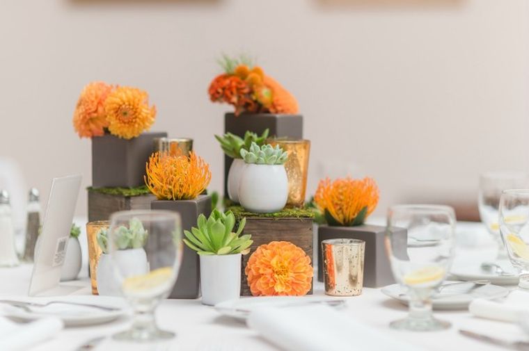 秋のテーブル-装飾-オレンジ-多肉植物-花-アイデア