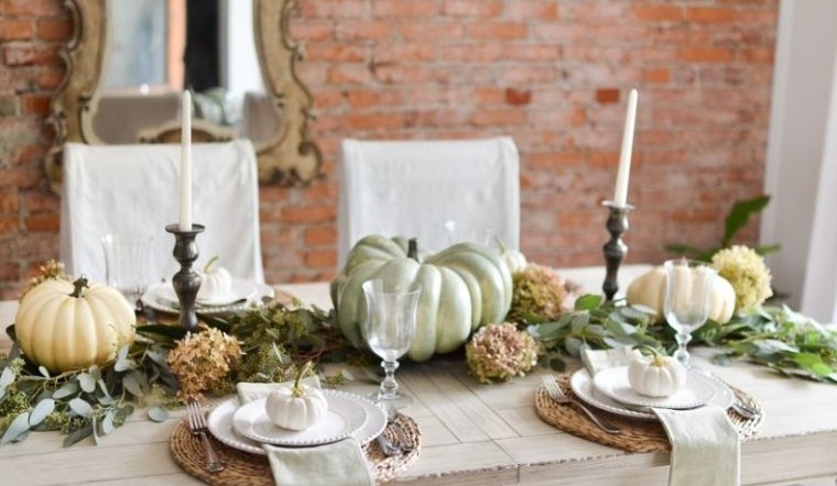 秋のテーブルの装飾-小さなカボチャ-プレート-アイデア