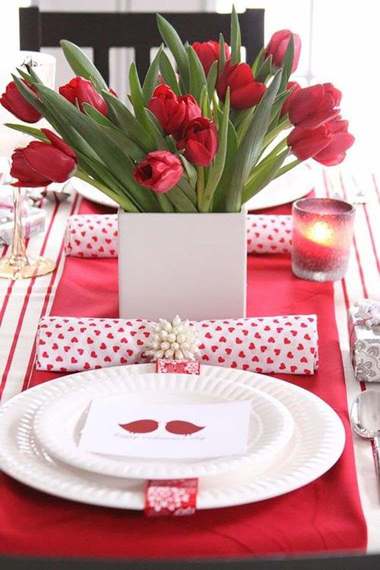 crveno-bijelo-vjenčanje-stolni ukrasi-Valentinovo-tulipani-tema