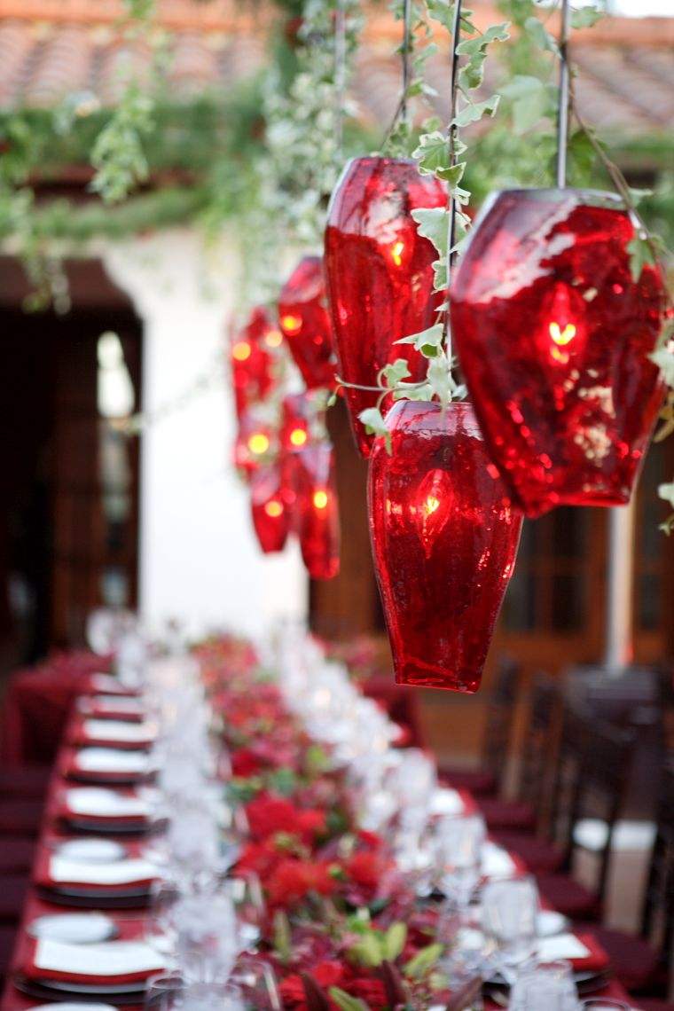 vjenčanje-stol-ukrasi-crveno-bijeli-lampioni-ideja na otvorenom