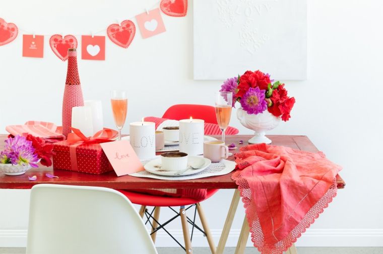 vjenčanje-stol-deco-crveno-bijelo-inspiracija-valentin-svijećnjaci