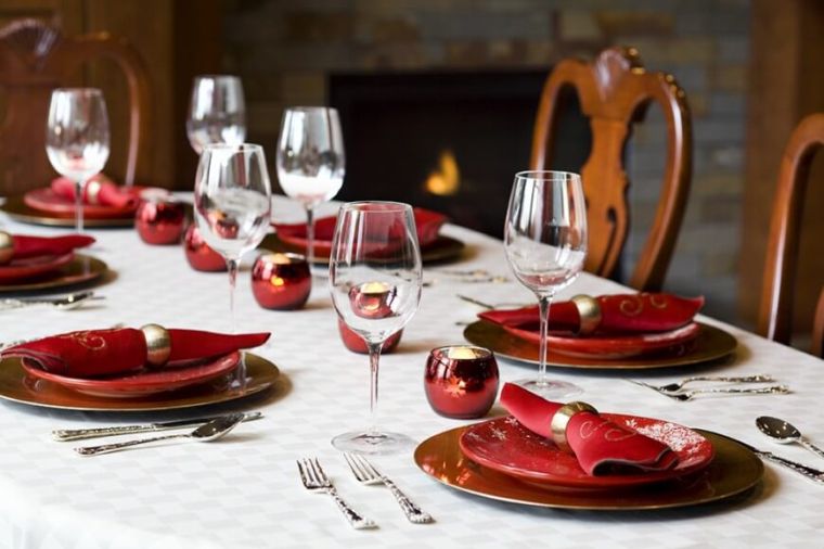 crveno-bijeli vjenčani stol ukras pribor za jelo od svijeća