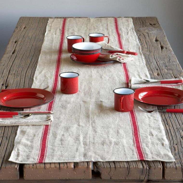 ukrasi za vjenčanje-stol u crveno-bijelom-rustikalnom-seoskom stilu