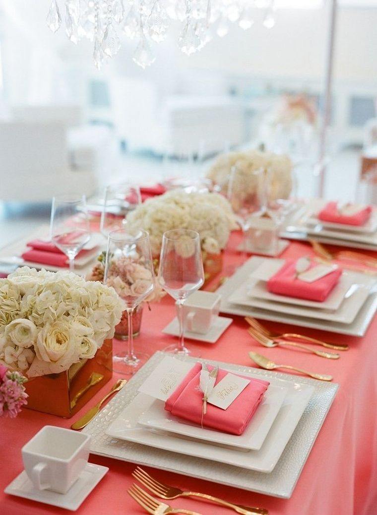 vjenčanje-stol-deco-crveno-bijele-nijanse-pastelno-prekriveno-zlatna