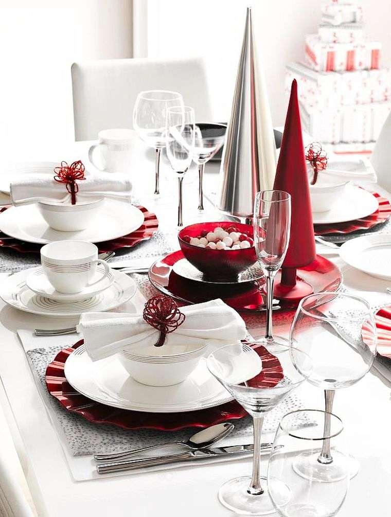 crveno-bijeli vjenčani stol ukras zima-božić-tema