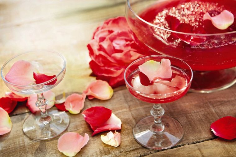 vjenčanje-stol-deco-crveno-i-bijele-ruže-latice-čaša za šampanjac