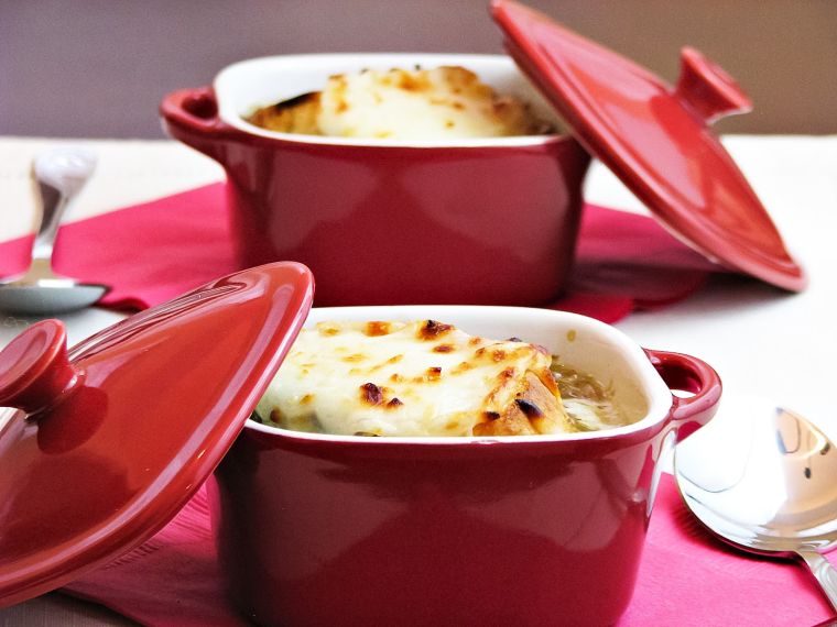 crveno-bijelo-vjenčanje-stol-deco-jelovnik-recept-vruće-jelo