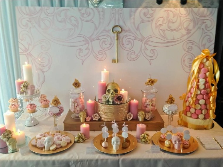 decorazione della tavola per la festa di compleanno degli adulti o il tema della morte