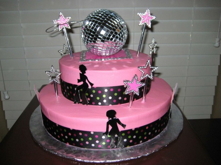 大人の誕生日パーティーのテーマ80年代のケーキ同じスタイル