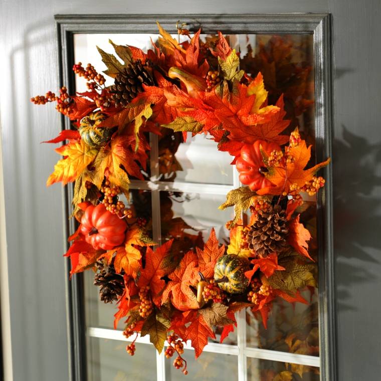 Decorare la porta d'ingresso autunnale ghirlanda foglie cadute pigne