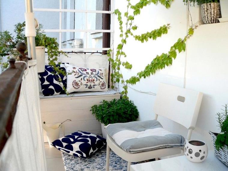balkono dekoravimo suoliukas-medis-balta-kėdė
