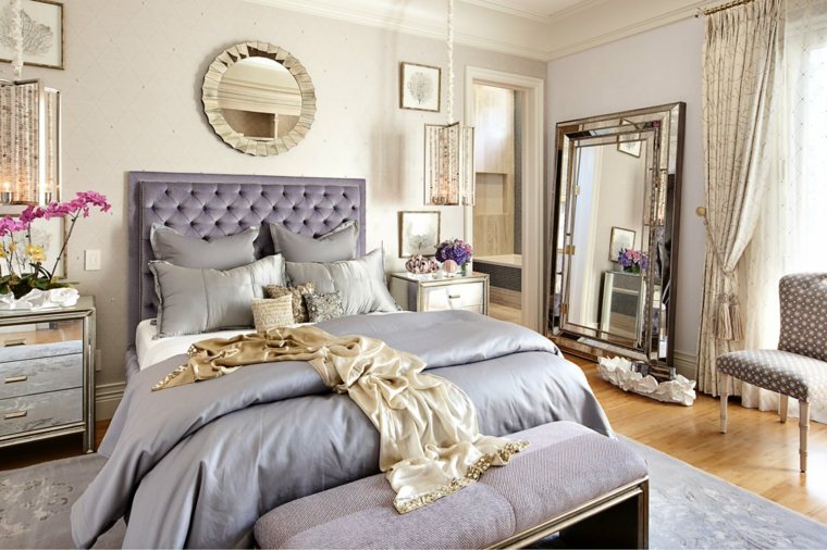 モダンな大人の寝室の装飾シルバー色のきらめく反射