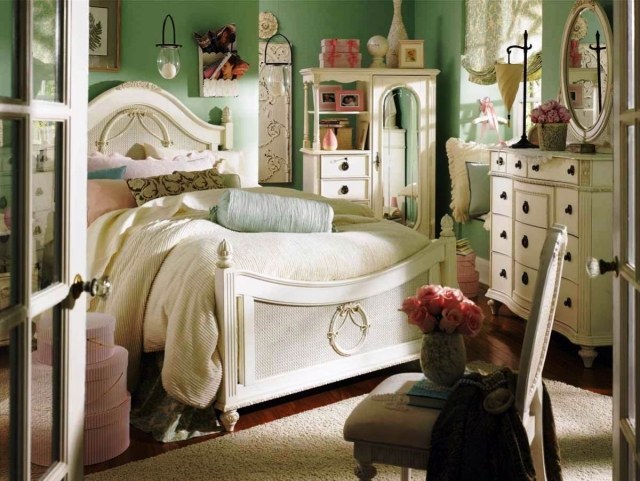 suaugusiųjų miegamojo apdaila suaugusiųjų miegamojo apdaila romantiškos žalios sienos vazos rožės baldai balta mediena