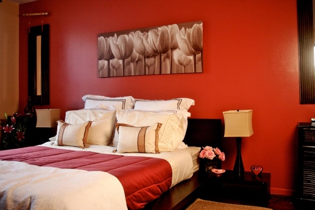 suaugusiųjų miegamojo apdaila suaugusiųjų miegamojo apdaila romantiškos raudonos sienos pagalvėlės-raštai-stalo-lempos-puokštės-gėlės