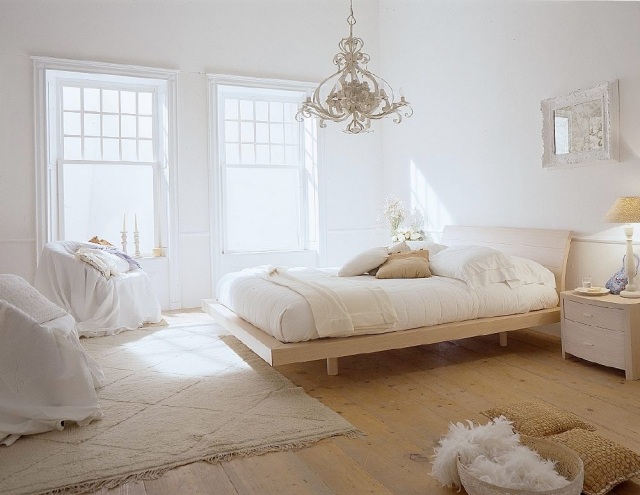 suaugusiųjų miegamojo apdaila suaugusiųjų miegamojo apdaila romantiška medinė lova elegantiška senovinė liustra balto kilimo foteliai