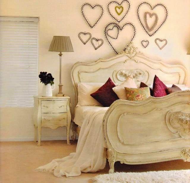 suaugusiųjų miegamojo apdaila suaugusiųjų miegamojo apdaila romantiška sienų apdaila širdys dekoratyvinės pagalvės senovinis naktinis stalas